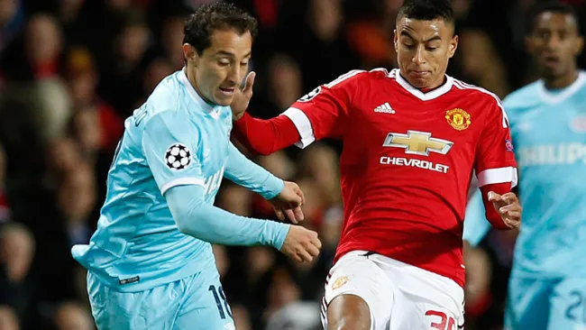 Guardado disputa el balón en partido de Champions