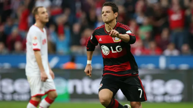 Chicharito festeja un gol con el Bayer 