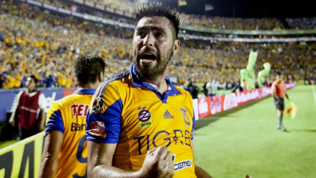 José Rivas celebra un gol con Tigres 