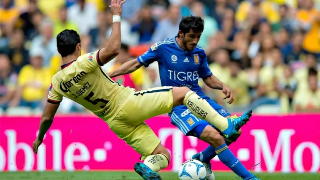 Güémez y Álvarez pelean por el balón