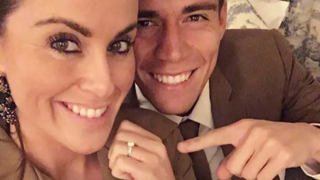 Irene Martínez luce el anillo que le dio Héctor Moreno