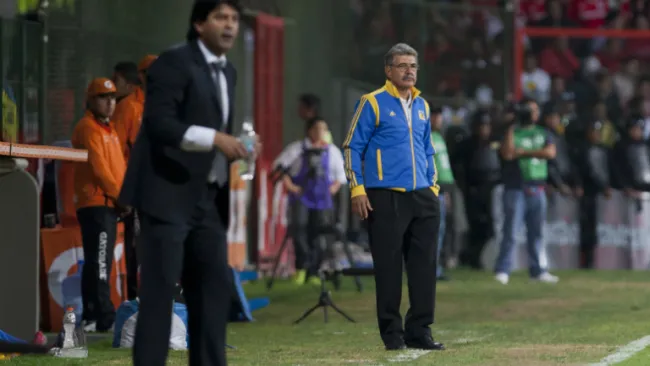 Ferretti, detrás de Cardozo en la Bombonera