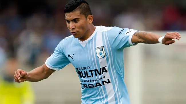 Orbelín Pineda durante un partido con Gallos