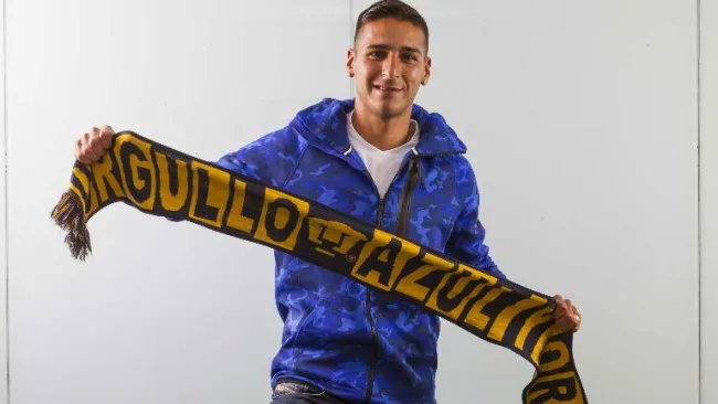 Sosa sostiene una bufanda de Pumas