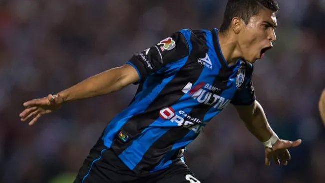 Orbelín en un partido con Gallos