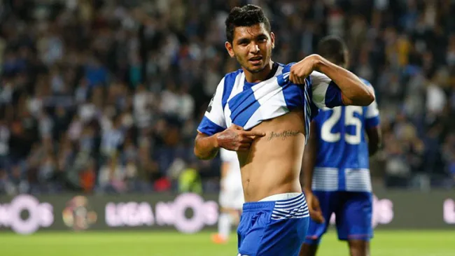 Tecatito muestra su tatuaje tras anotar un golazo contra Madeira