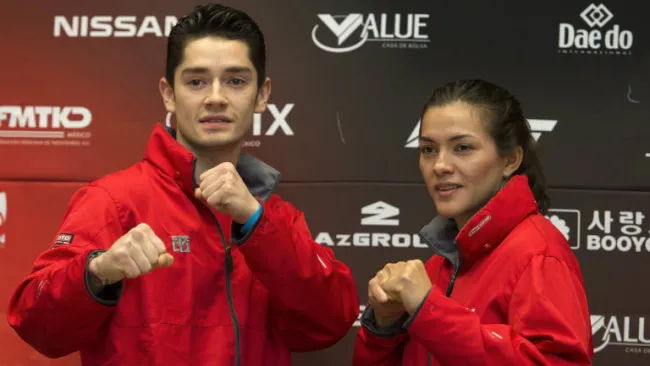 María del Rosario Espinoza y René Lizárraga posan tras conferencia de prensa