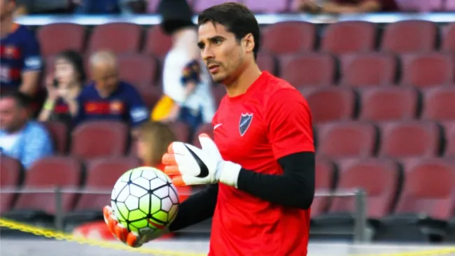 Ochoa en los calentamientos del Málaga