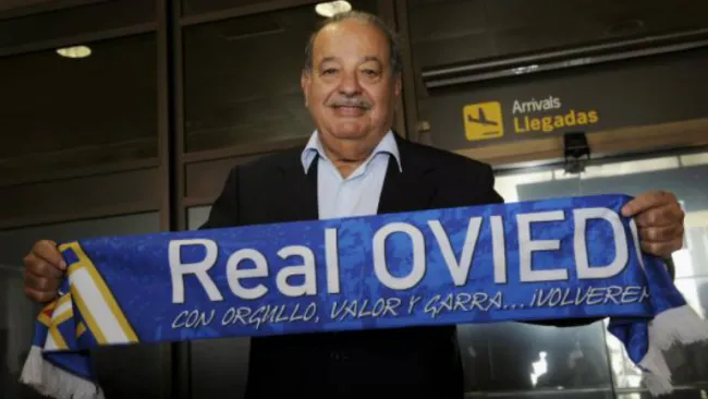 Carlos Slim presume una bufanda del Real Oviedo