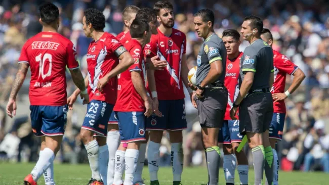 Jugadores de Veracruz reclaman al árbitro
