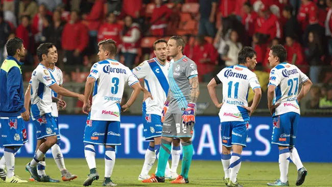 Jugadores de Puebla en el partido contra Toluca 