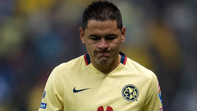 Pablo Aguilar gesticula tras ver la tarjeta roja