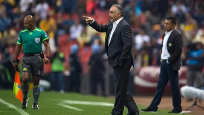 Memo Vázquez da instrucciones en el campo