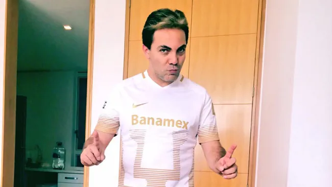 Cristian Castro presume su jersey de Pumas