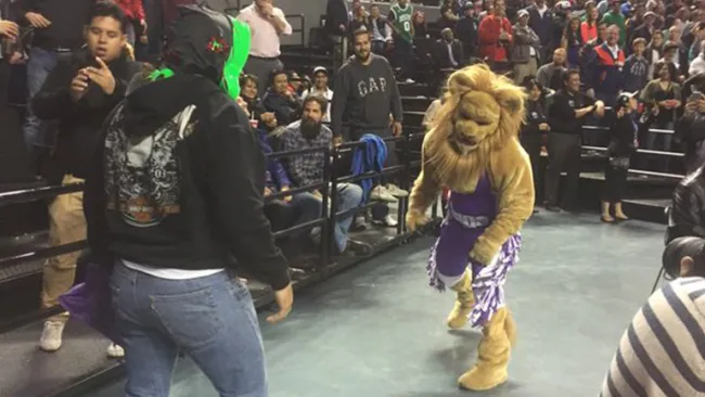 La Parka se enfrenta a la mascota de los Kings