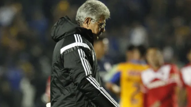 Tuca Ferretti, cabizbajo tras el duelo contra Toluca