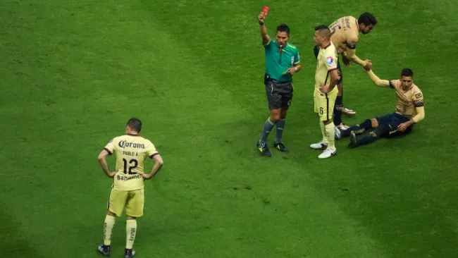 Pablo Aguilar al momento de su expulsión