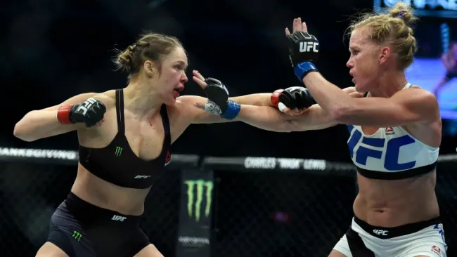 Ronda Rousey durante la pelea con Holm