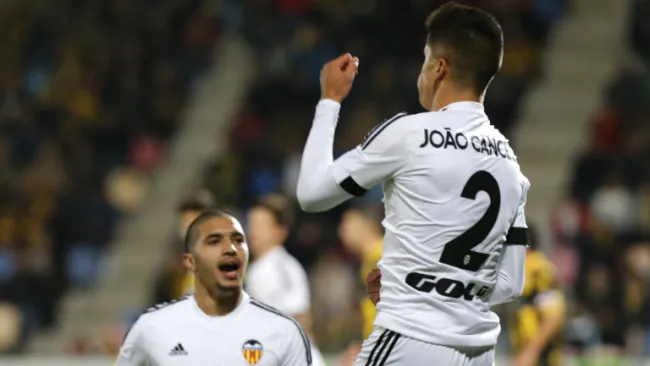 Joao Cancelo festeja un gol con el Valencia