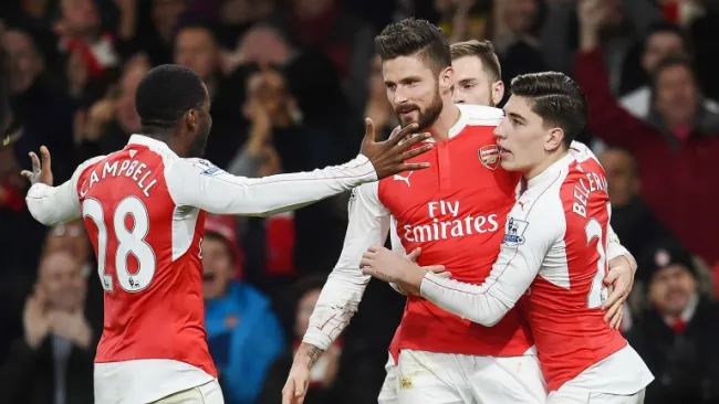 Giroud y Campbell celebran el segundo gol del Arsenal
