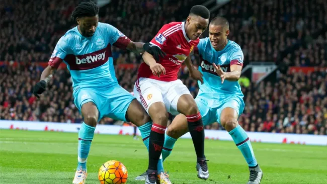 Martial intenta evadir de los jugadores del West Ham United