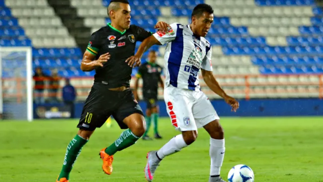 Esparza en partido con Pachuca