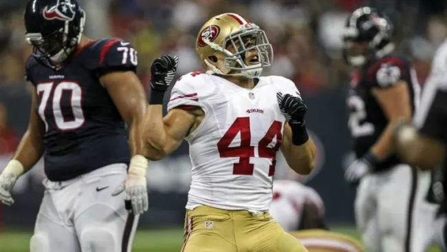 Shayne Skov en un partido con San Francisco