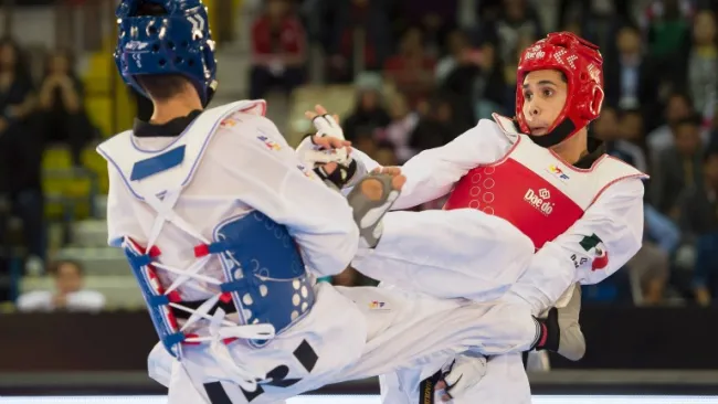 César Rodríguez en un combate de los -58kg