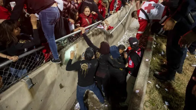 Momento en que atienden a una aficionada