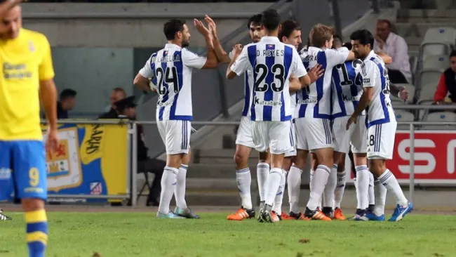 Los jugadores de la Real Sociedad festejan un gol
