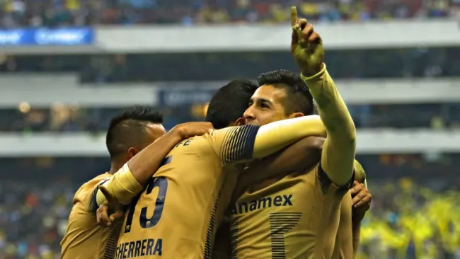 Jugadores de Pumas festejan un gol
