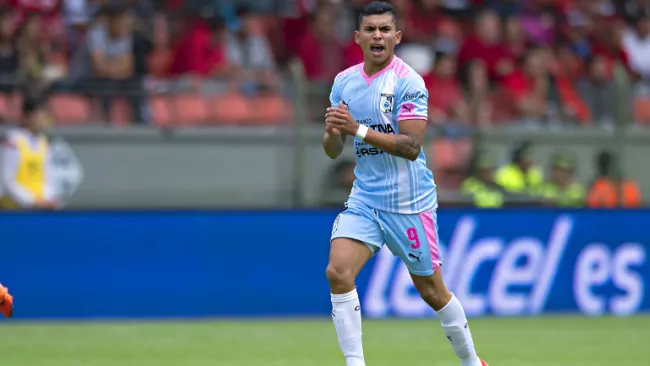 Orbelín Pineda, con los Gallos Blancos