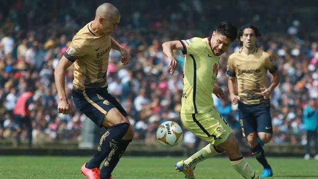 Verón disputa el balón con Oribe Peralta