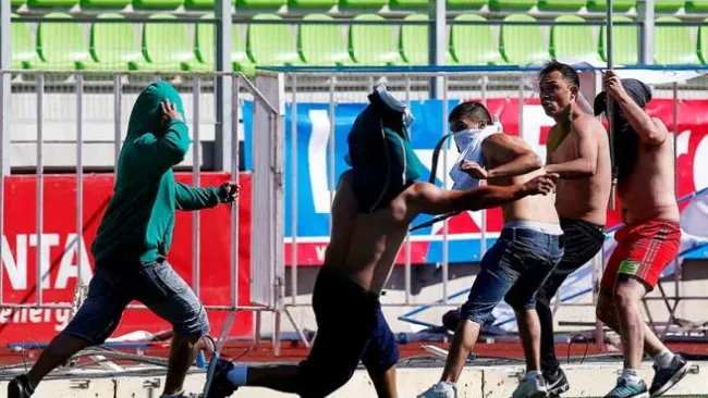 Aficionados del Wandererers y Colo Colo se enfrentan en el terreno de juego 