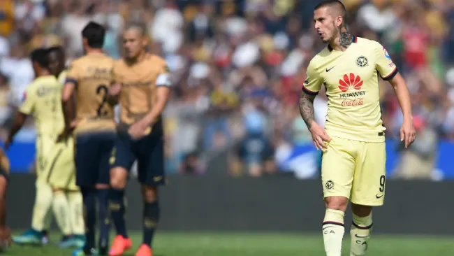 Darío Benedetto en el duelo contra Pumas en CU