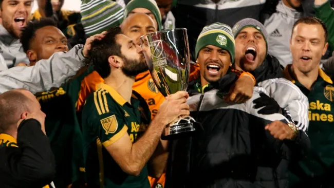 Diego Valeri levantando el trofeo de Campeón