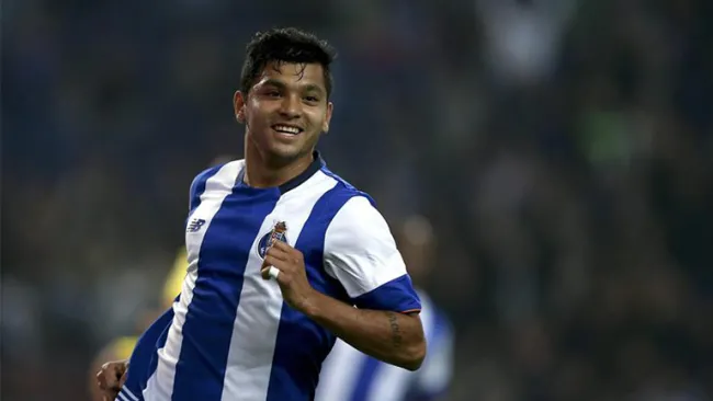 Tecatito Corona festeja un gol con Porto