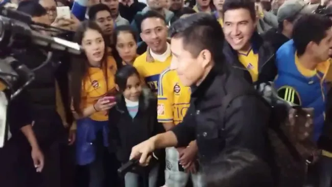 Osorio junto a la afición de Tigres
