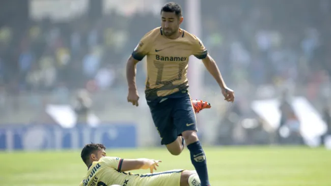 Luis Fuentes conduce el balón ante barrida de Oribe 