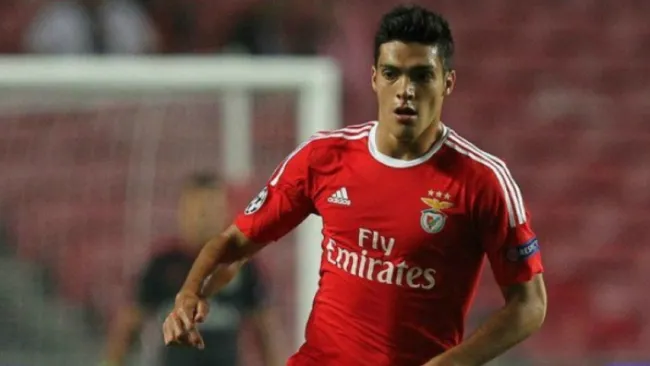 Raúl Jiménez, durante un partido del Benfica