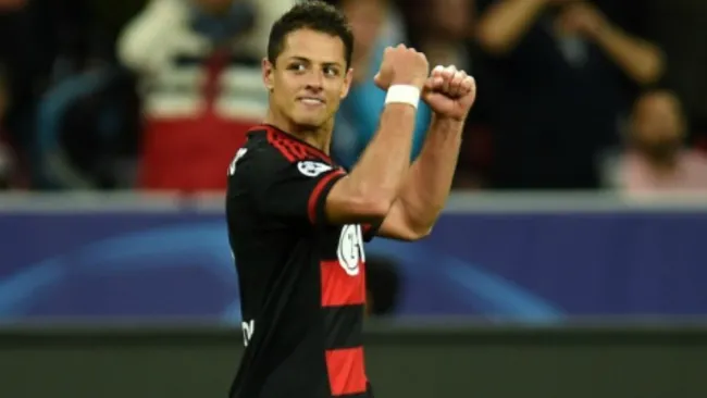Chicharito celebra un gol con Bayer Leverkusen