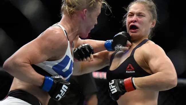 Holly Holm lanza un golpe al rostro de Ronda Rousey