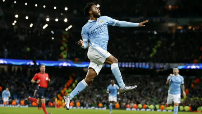 Sterling festeja tras marcar un gol