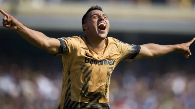 Javier Cortés festeja gol contra América