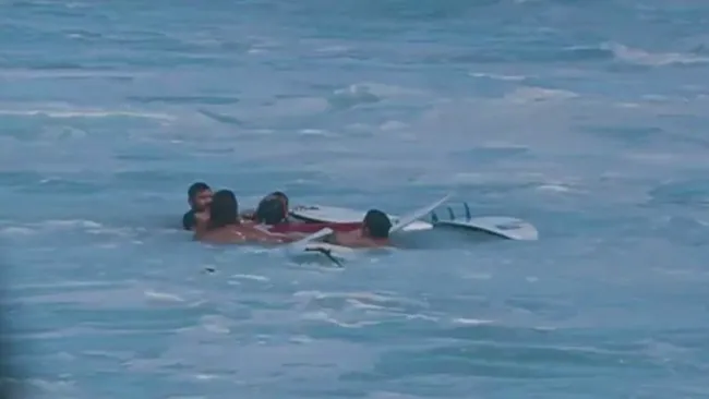 Momento en que los surfistas rescatan a Geiselmann