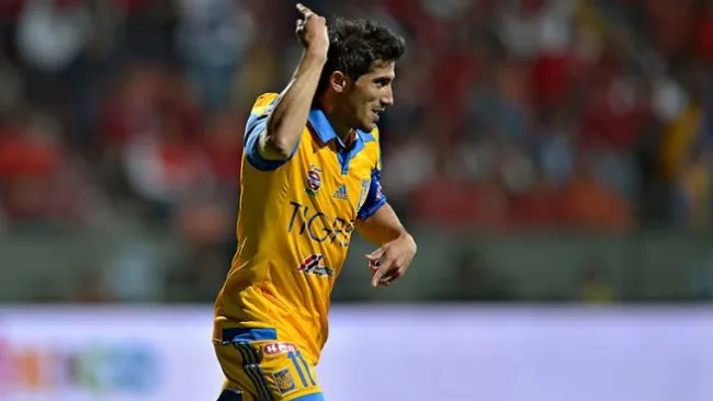Damián festeja un gol con Tigres