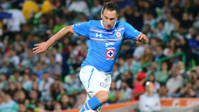 Chaco Giménez conduce el balón en juego contra Santos 