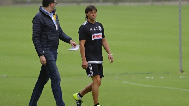 Matías Almeyda observando el entrenamiento en Verde Valle