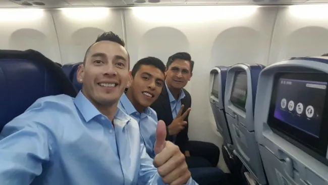 Jugadores de América se toman selfie en el avión