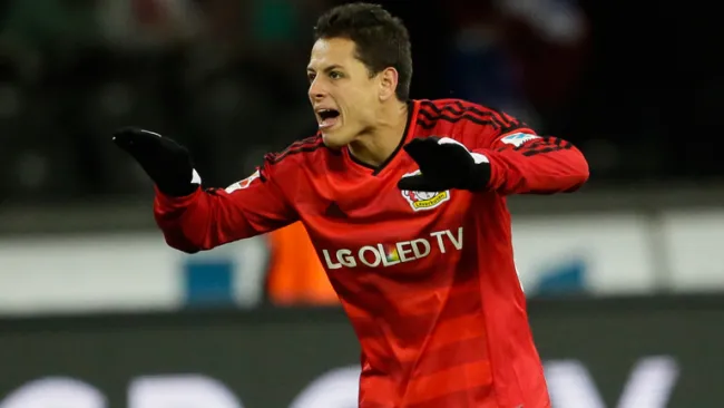 Chicharito reclama durante un partido del Leverkusen